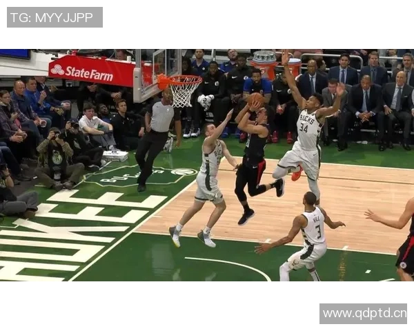 沙梅特精准助攻罗宾逊飞身空接狠狠暴扣展现惊人弹跳