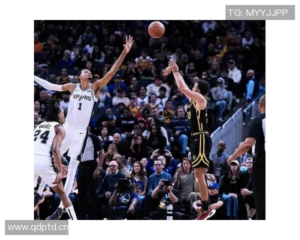 维金斯一时兴起模仿杰林引发全场哄笑瞬间没绷住的搞笑时刻 维金斯一时兴起模仿杰林引发全场哄笑瞬间没绷住的搞笑时刻