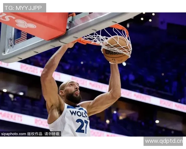 生涯篮板数破10000大关！戈贝尔赛后收到本场的比赛用球